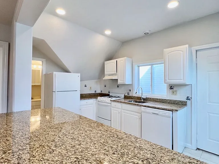 131 Pearl St #3R — Photo 9