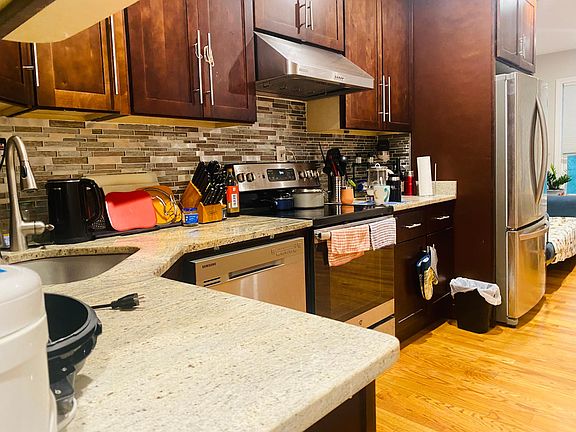 3rd image of 142 Newbury Ave #2