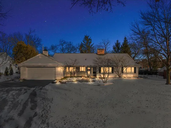 946 Santa Barbara Dr SE, East Grand Rapids, MI 49506