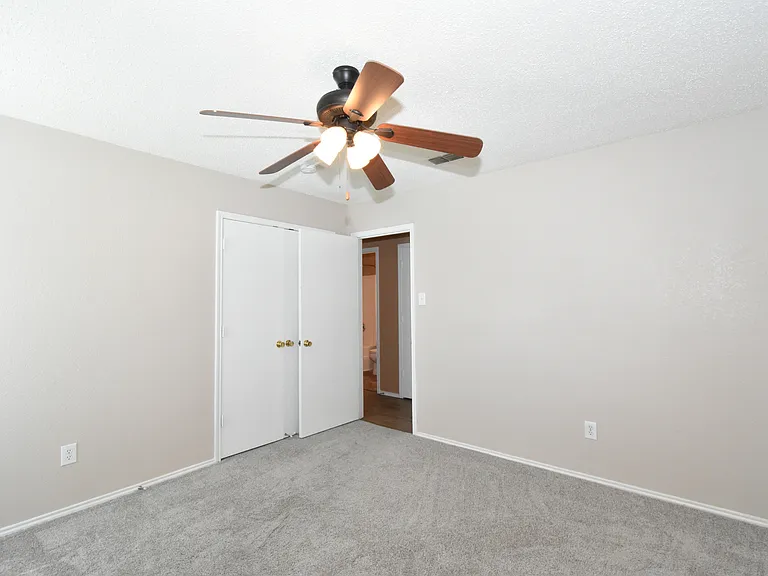 1130 Seneca Dr — Photo 15