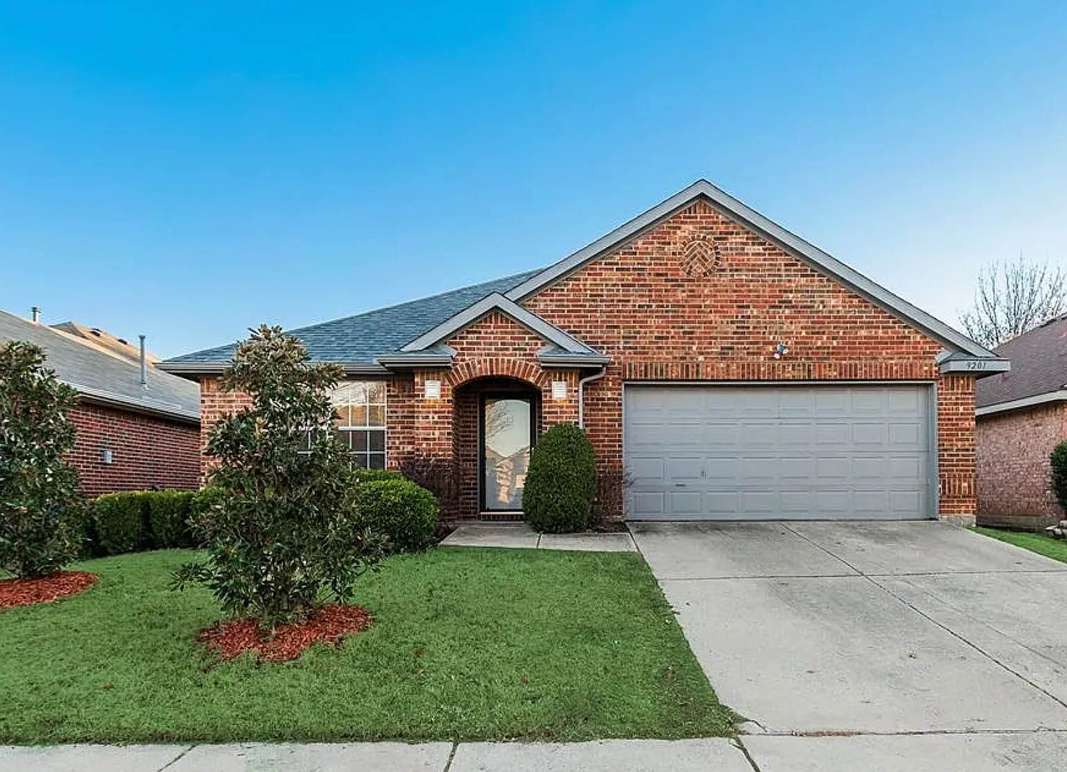 4 bed, 1922 sqft, $2,400 — Photo 1