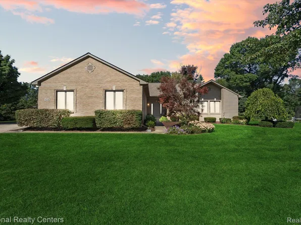 614 Dornoch Ct, Highland, MI 48357