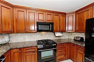 5th image of 19 Lucille Ln