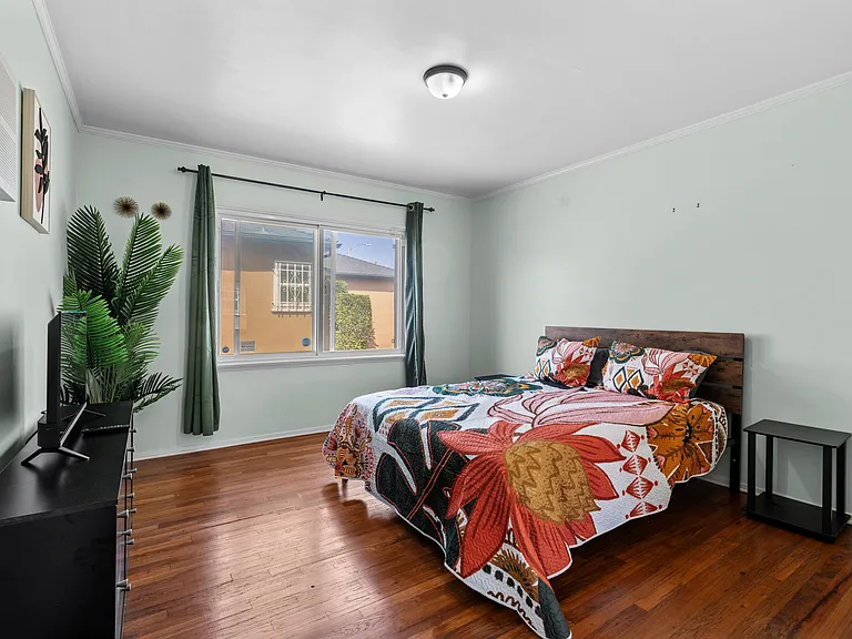 10229 S Van Ness Ave — Photo 13
