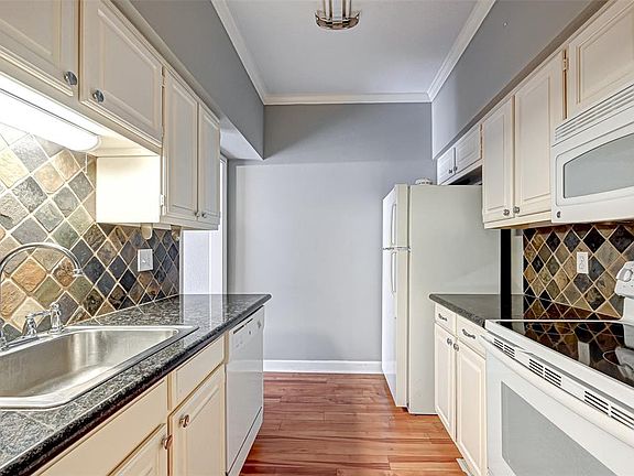 4th image of 2400 N Braeswood Blvd #258