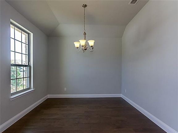 4th image of 3906 Applewood Ln