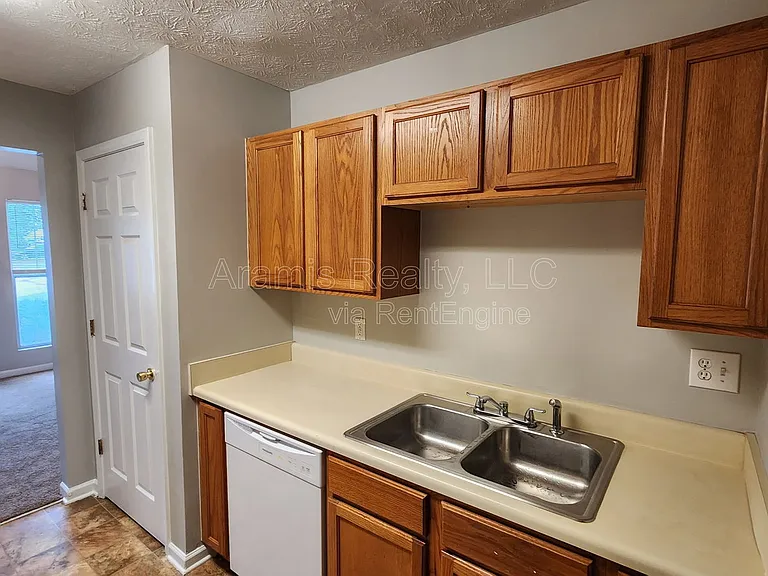 5749 Strathmoor Manor Cir — Photo 3