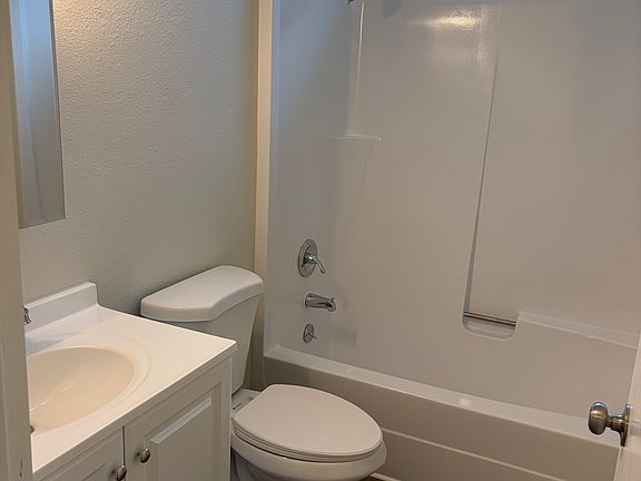 4th image of 211 W 12th St #4