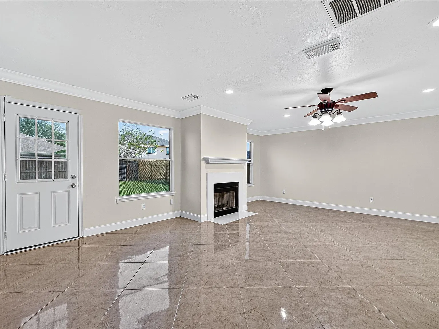 4 bed, 2.5 bath, 2278 sqft, $2,500 — Photo 2