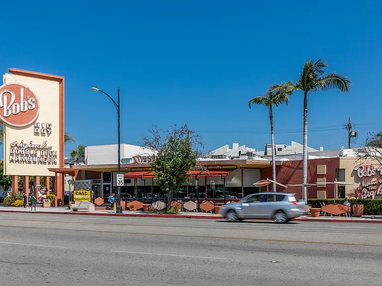 Apartments in Toluca Lake Street View of Bobs Big Boy Restaurant