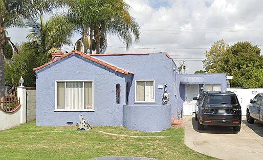View of the front of the house. Large driveway for multiple card.