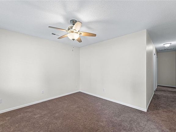 5th image of 810 N Iowa St