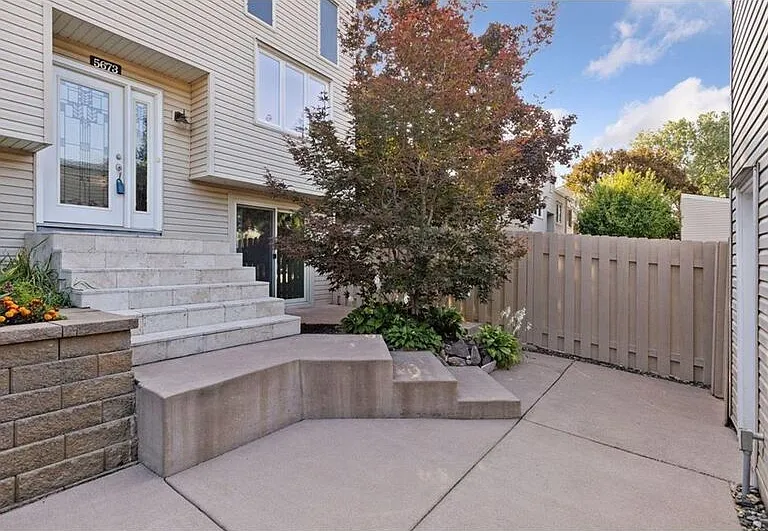 5673 W Bavarian Pass NE — Photo 1