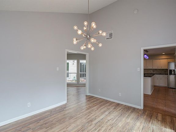 5th image of 1127 Coachlight Dr
