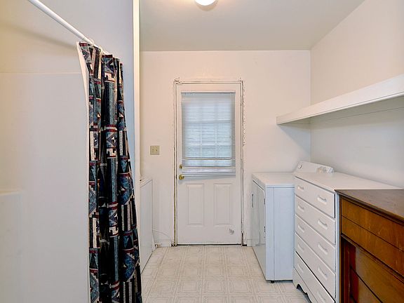 3rd image of 196 Maxton Ln
