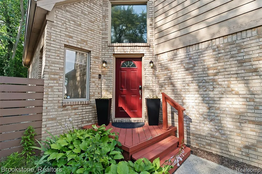 3 bed, 2.5 bath, 1709 sqft, $3,800 — Photo 2