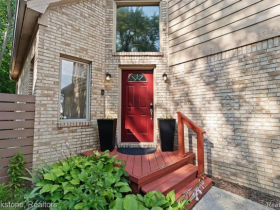2nd image of 400 La Plaza Ct