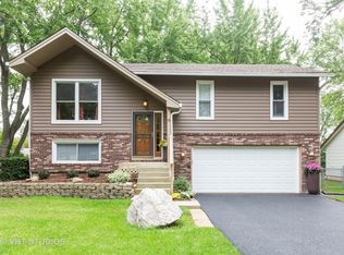 19 Walnut Ln, Algonquin, IL 60102