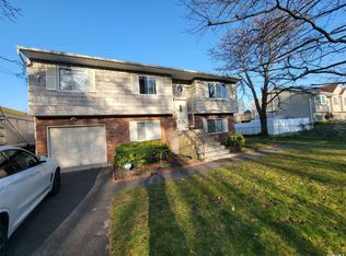 1557 Heckscher Ave, Bay Shore, NY 11706