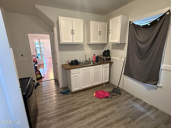 5th image of 2823 Elm St