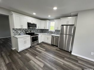 12 N Clinton St, Center Moriches, NY 11934