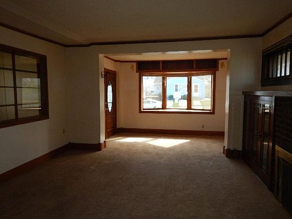 3rd image of 3930 Van Buren St NE