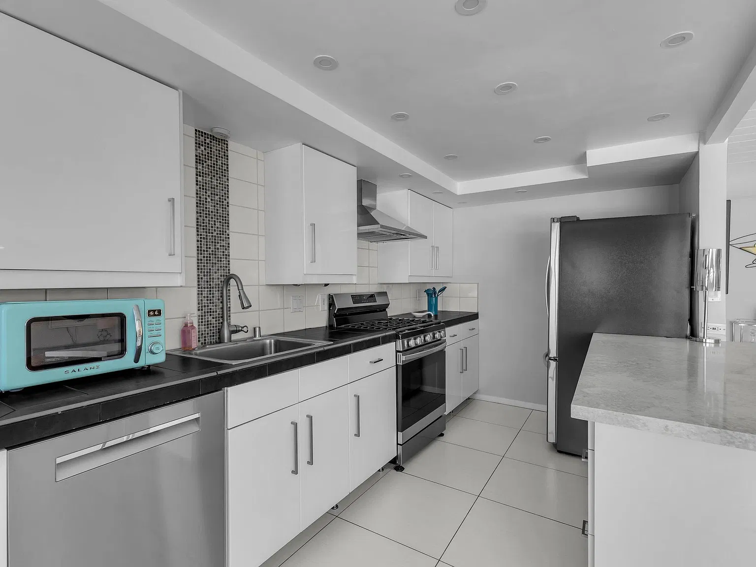 3 bed, 1718 sqft, $3,500 — Photo 2