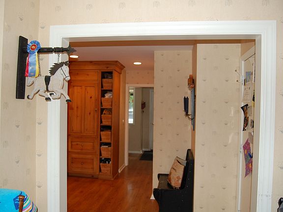 4th image of 455 Lynden Dr