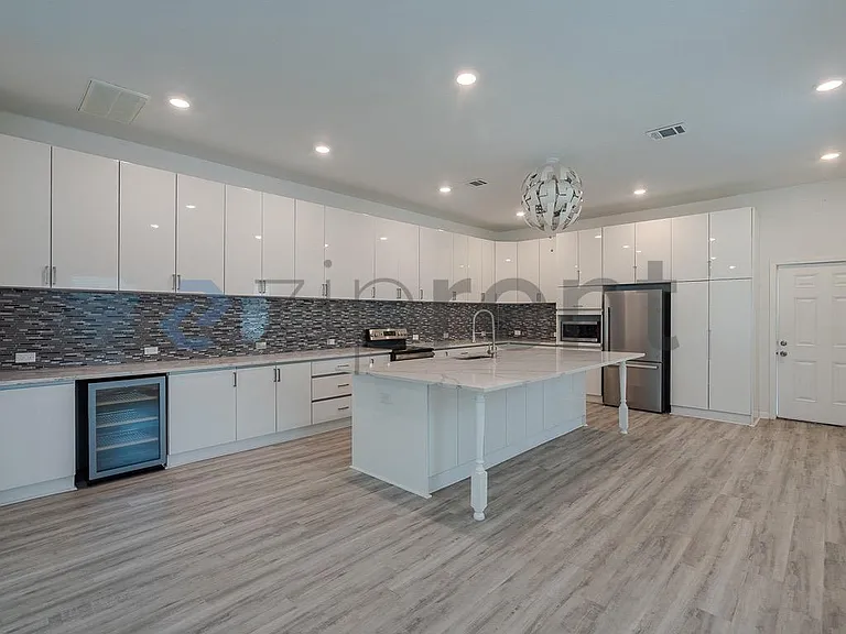 4123 Avenue M 1/2 — Photo 8