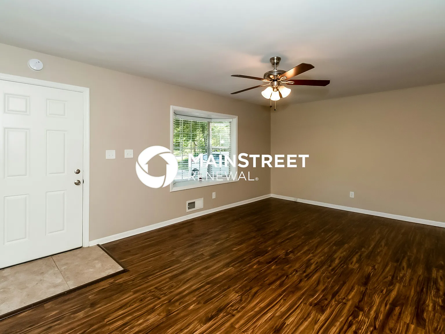 537 Roxbury Drive — Photo 2