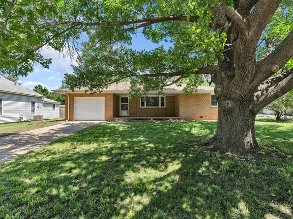 152 W Wallace Ave, Kingman, KS 67068