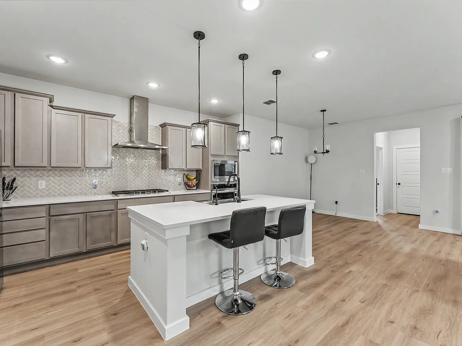 5 bed, 2770 sqft, $2,400 — Photo 4