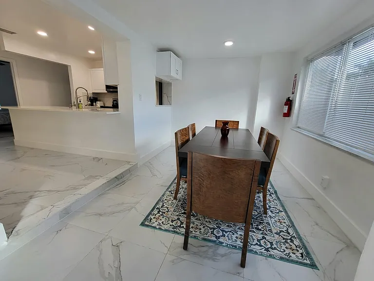 900 SW 31st St — Photo 22