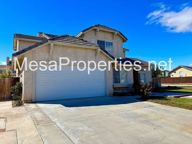 5 bed, 3.0 bath, 2546 sqft, $2,500 — Photo 2