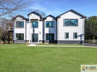 2 Hemlock Dr, Edison, NJ 08820