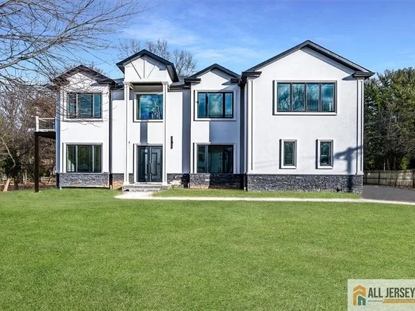 2 Hemlock Dr, Edison, NJ 08820