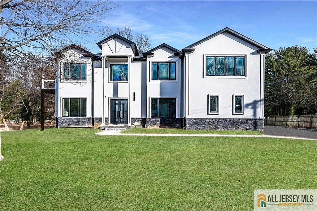 2 Hemlock Dr photo 1