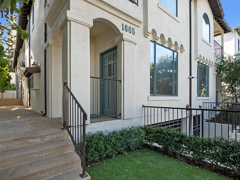 1665 Manning Ave — Photo 3