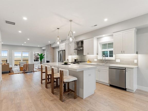 5th image of 127 N End Blvd #1