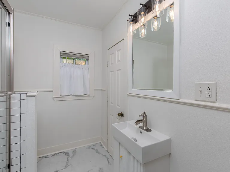 408 Bryan St — Photo 16