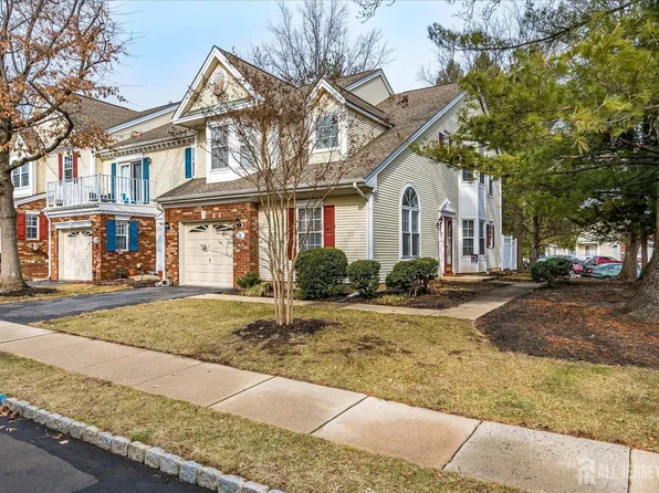 2 Coral Ct, Franklin Park, NJ 08823