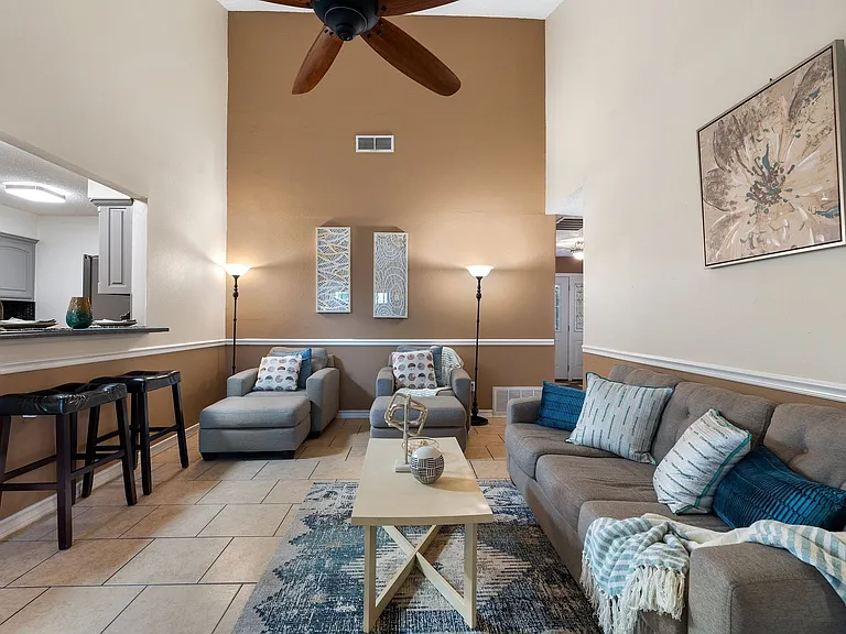 2403 N Carrier Pkwy — Photo 11
