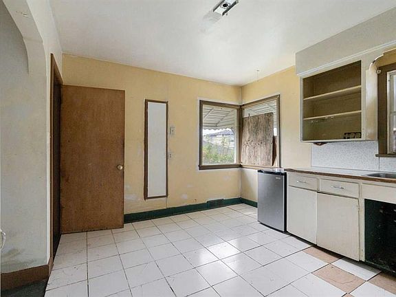 4th image of 1228 W Bantry St NE