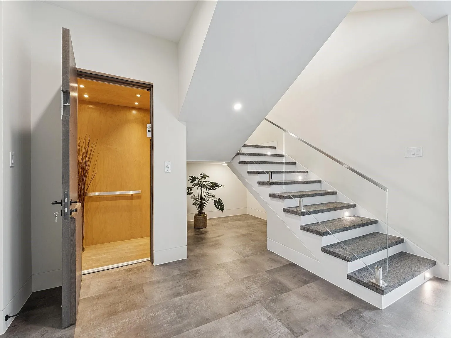 4 bed, 5.5 bath, 6317 sqft, $20,000 — Photo 4