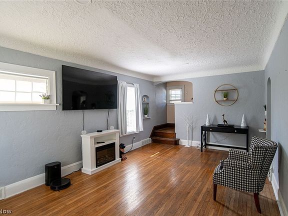 3rd image of 20130 Lakeview Ct