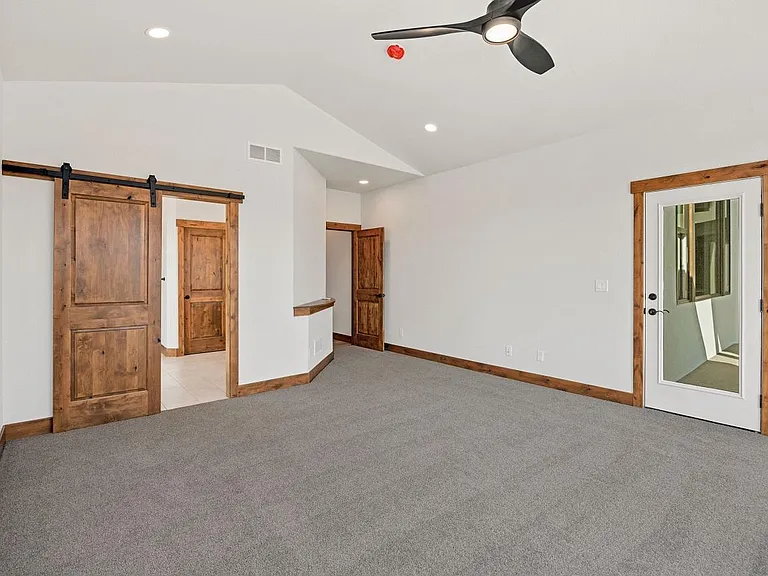 Bedroom primary suite with access to covered patio