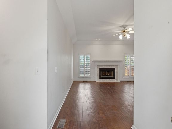 5th image of 105 Green Tree Ct