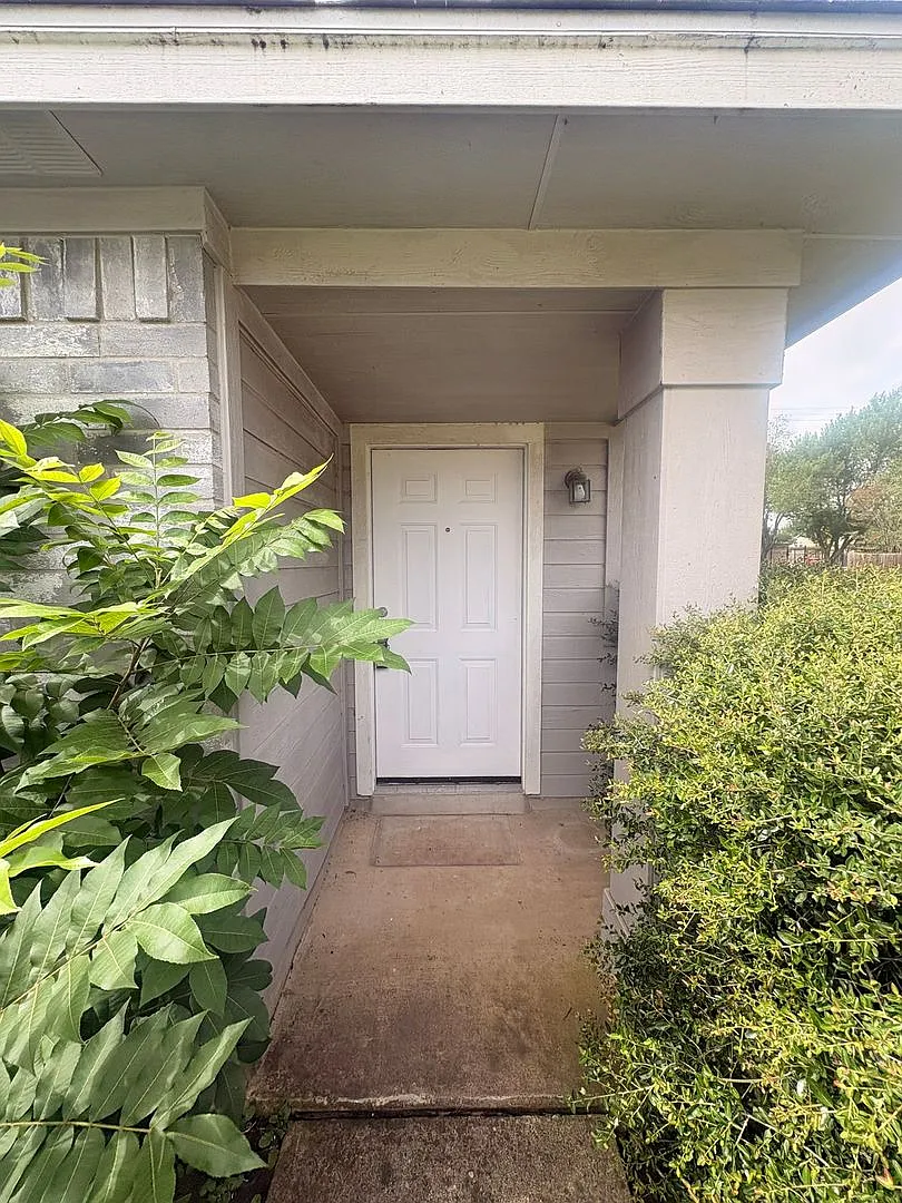 Pflugerville - 3 Bed Sfh — Photo 2