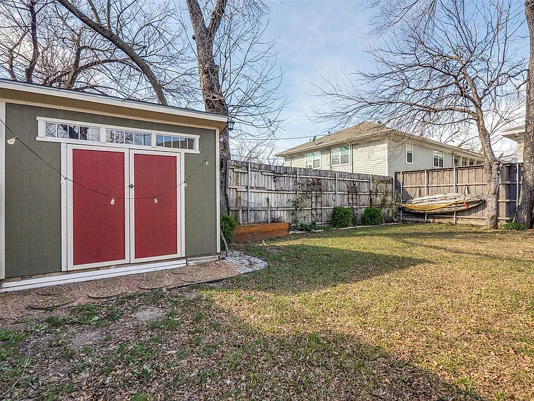 321 N Henderson Ave — Photo 25