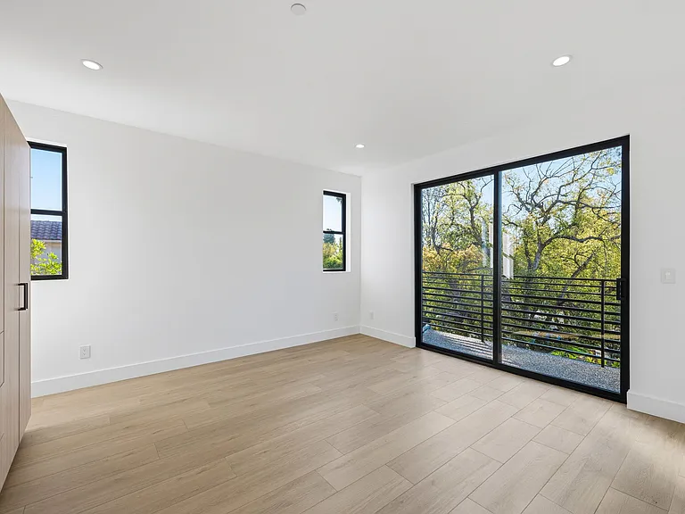 13600 Burbank Blvd — Photo 9